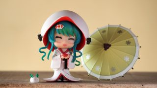小蓝视频在线观看热门日本动漫封面，少年主角手持武器站在废墟城市前，画风精致色彩鲜艳